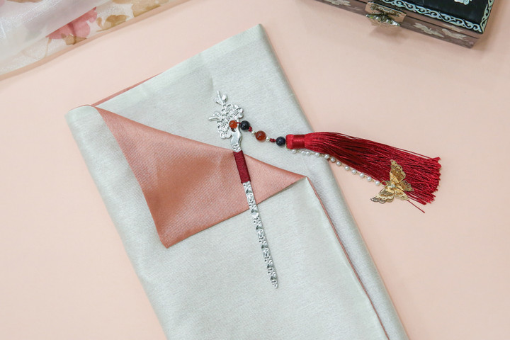 The Red String of Destiny 2in1 Bookmark & hair strick