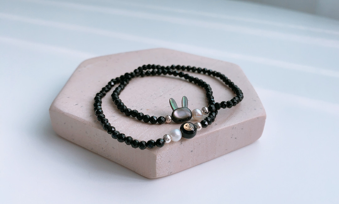 Spinel Rabbit Smile Rabbit mother of pearl black spinel bracelet | idus
