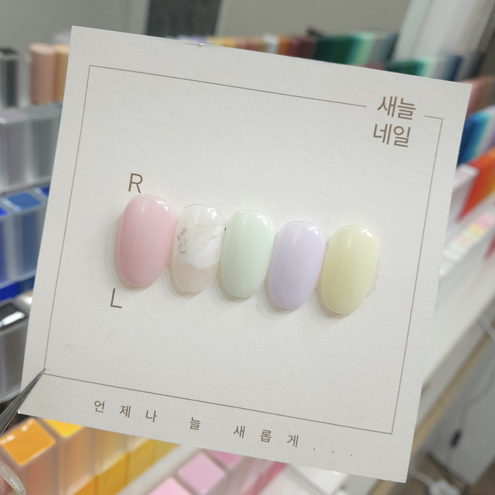 심플한 파스텔 시럽 컬러에 화이트 잉크젤로 웨딩네일로 추천입니다!