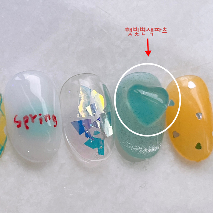 자외선을 받으면 투명에서 하늘색으로 변해요 ◡̈⃝︎
