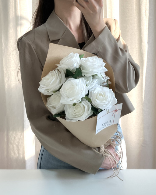 이프온리 화이트 장미 조화 온리로즈 꽃다발 | 아이디어스 이프온리 화이트 장미 조화 온리로즈 꽃다발