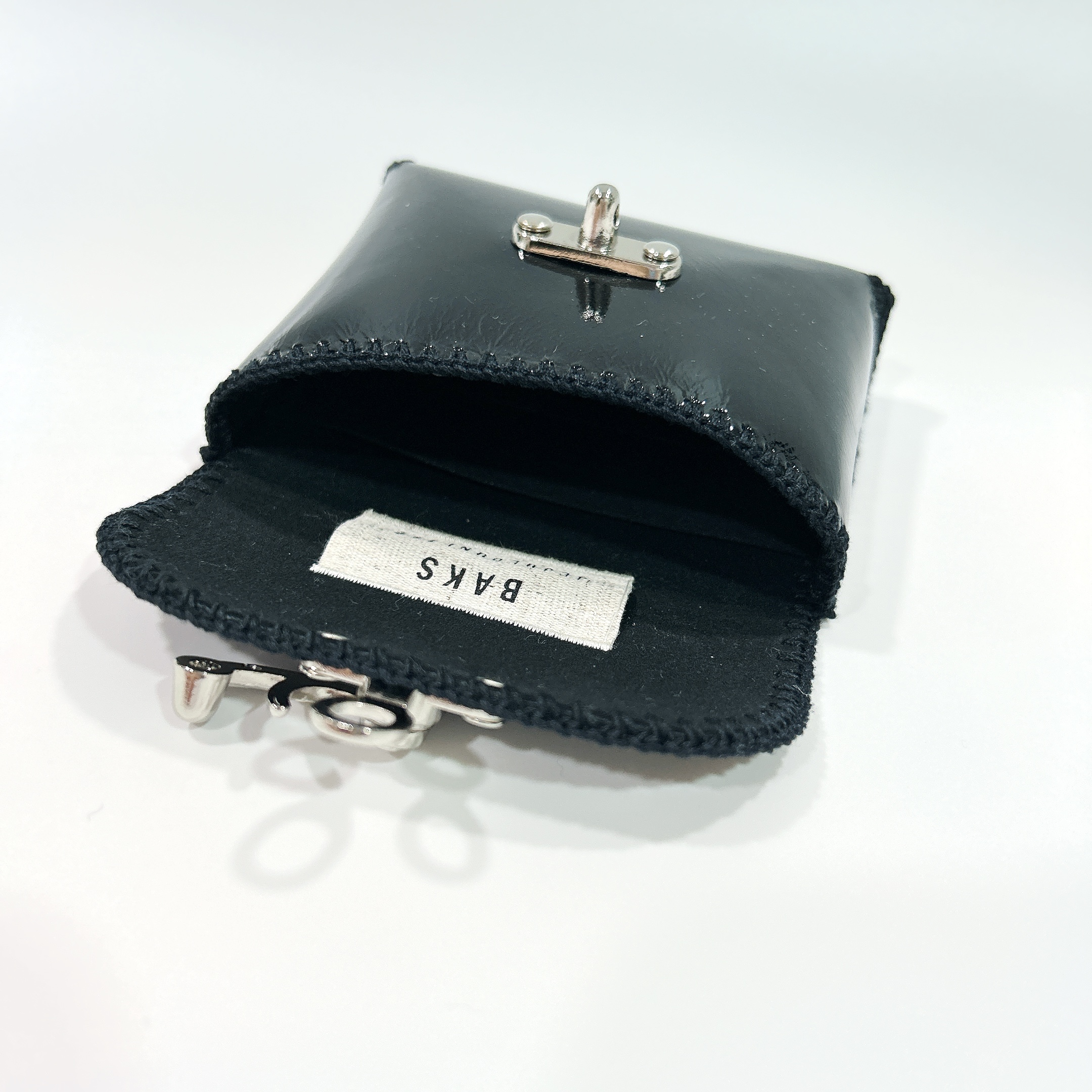 에나멜 블랙 소가죽 카드지갑 체인 미니백(2사이즈) | 아이디어스