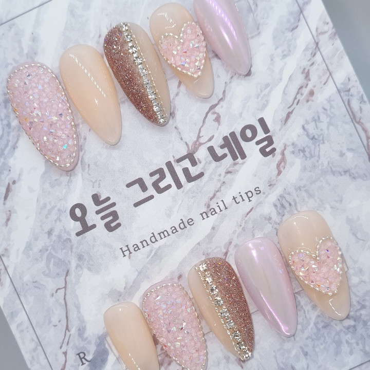 핑크컬러 픽시네일사용한 쉐입은 아몬드입니다.^^