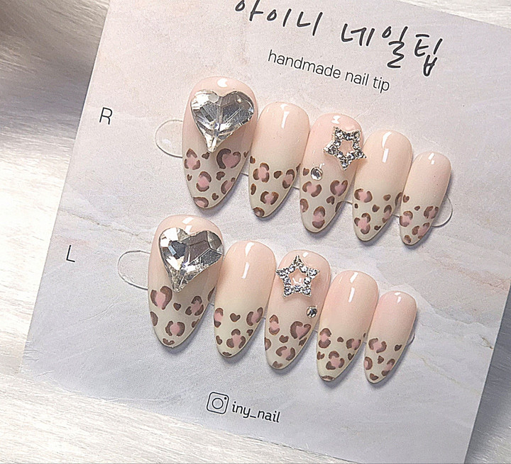 아몬드 쉐입 입니다