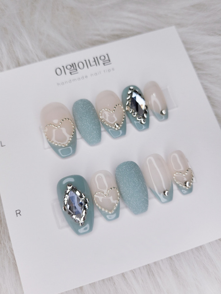 은은한 스카이블루컬러 프렌치위에 러블리체인하트💙