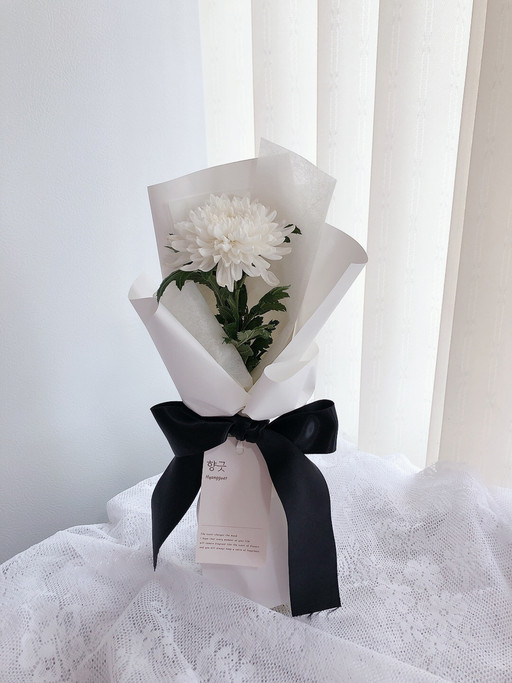 추모 성묘 산소 납골당 흰국화꽃 한송이 | 아이디어스 추모 성묘 산소 납골당 흰국화꽃 한송이 | 아이디어스