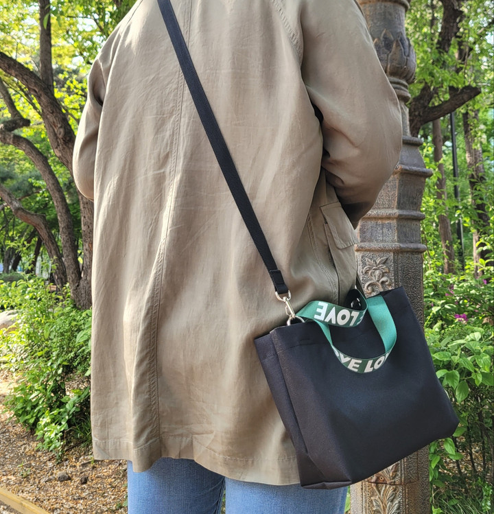 가볍고 편한 친환경 재생 원단 데일리 미니 크로스 백 | 아이디어스