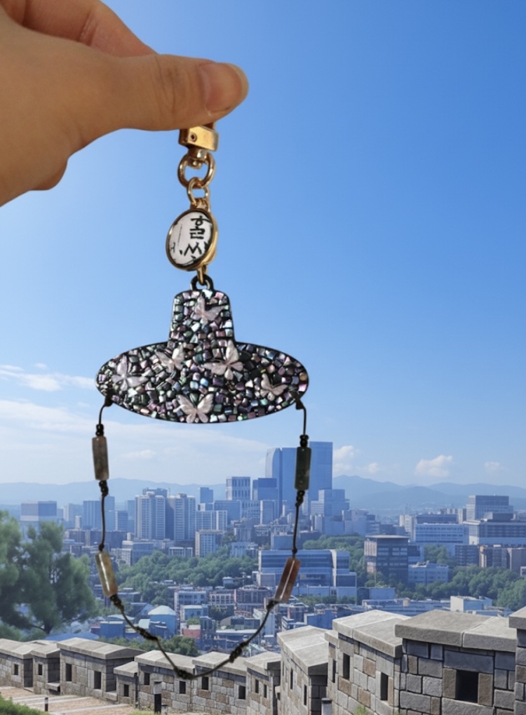 Natural Mother-of-Pearl & Hangul Cloisonné "Gat" Keyring 1pc