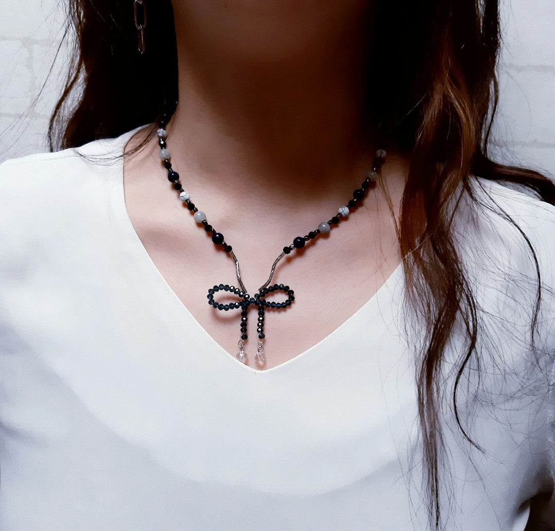 A gemstone ribbon necklace | idus