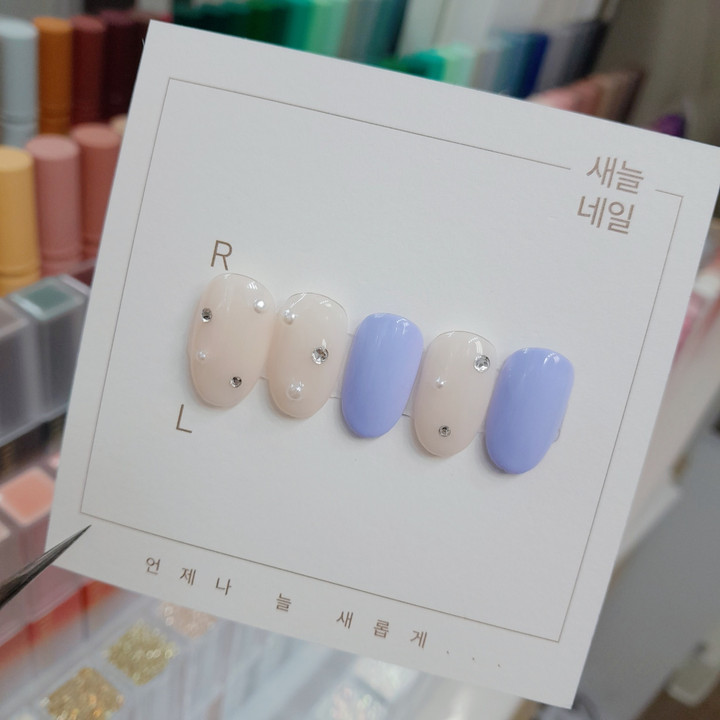 미니 스톤과 진주가 사용되어 부담스럽지 않은 우아함이 포인트인 네일입니다!