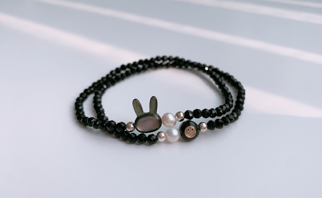 Spinel Rabbit Smile Rabbit mother of pearl black spinel bracelet | idus