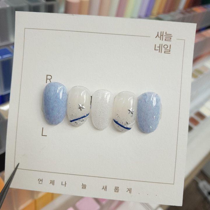 벨벳이 들어간 심플한 크리스마스 네일입니다.