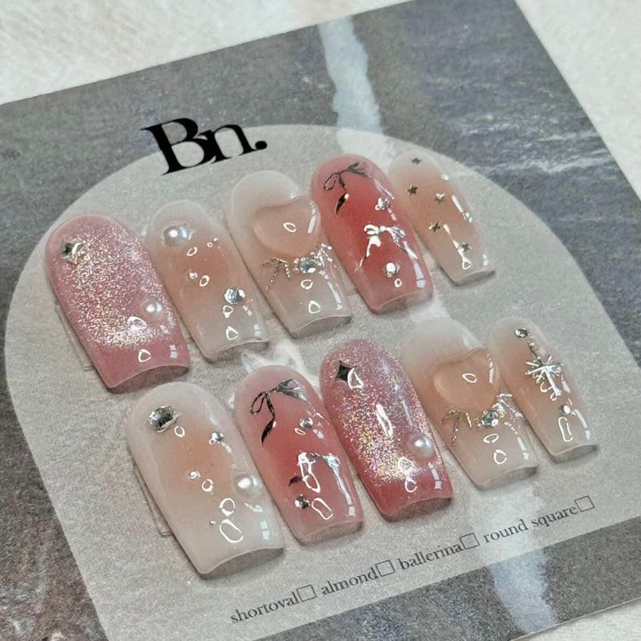 복숭아 빛 치크와 자석젤이 차르르 흐르는 여성스럽지만 귀여운 네일팁이에요!