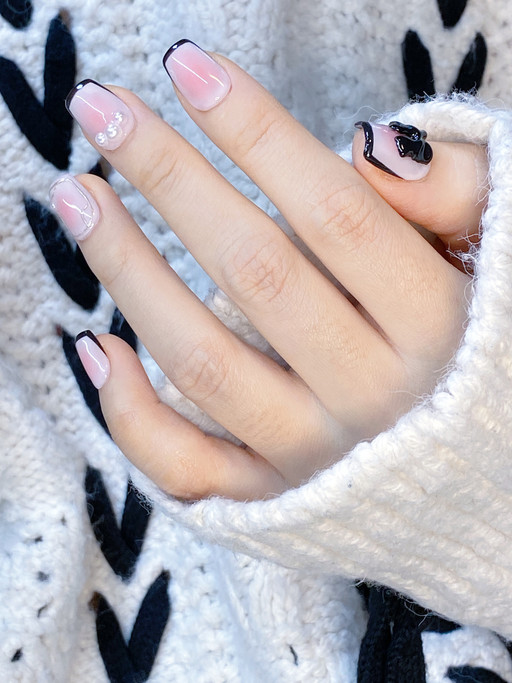 [재네프]시크한 프렌치에 치크네일!포인트🎀까지 | 아이디어스 [재네프]시크한 프렌치에 치크네일!포인트🎀까지