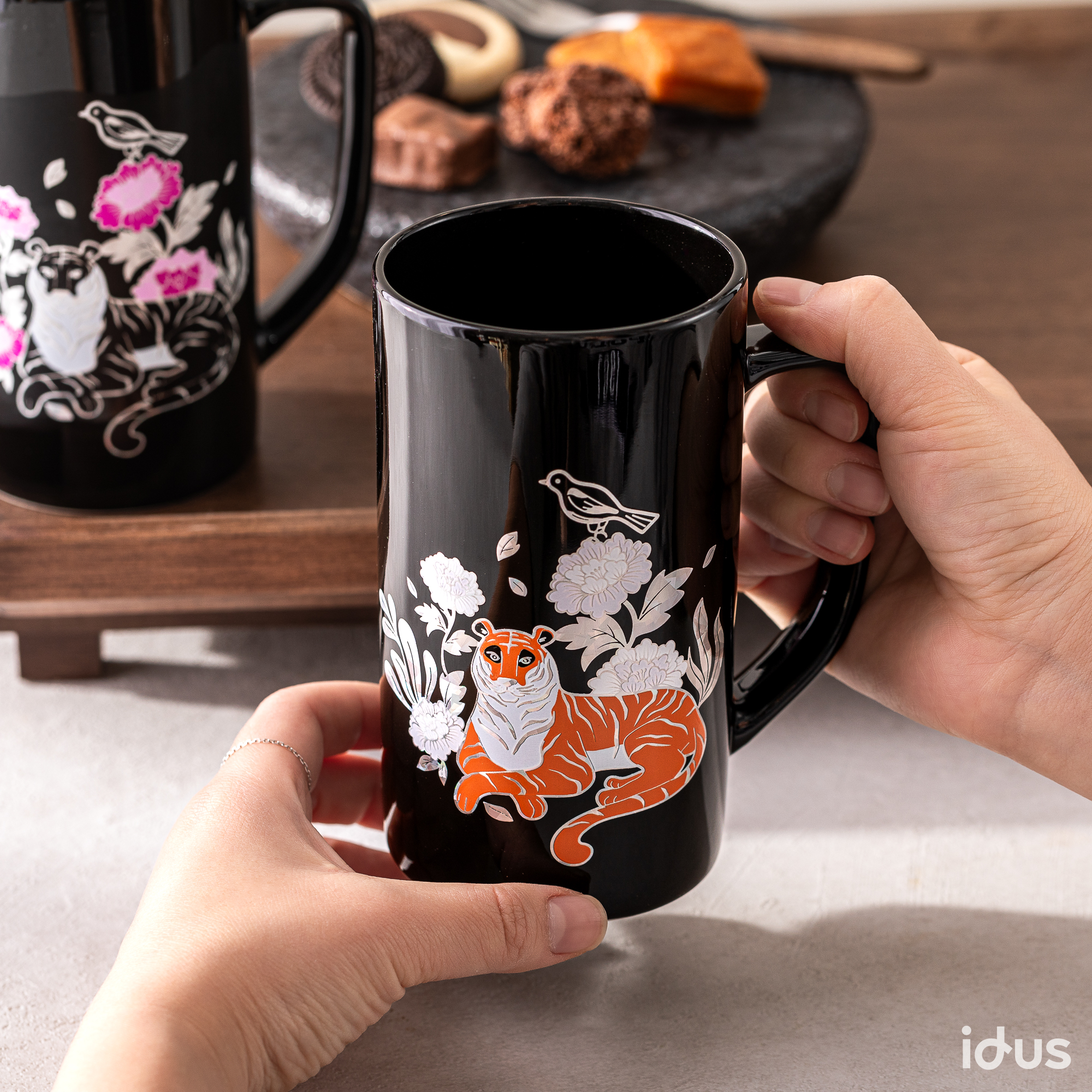 Lucky Magpie & Tiger Magic Color Changing Mother-of-Pearl Mug 500ml 1p