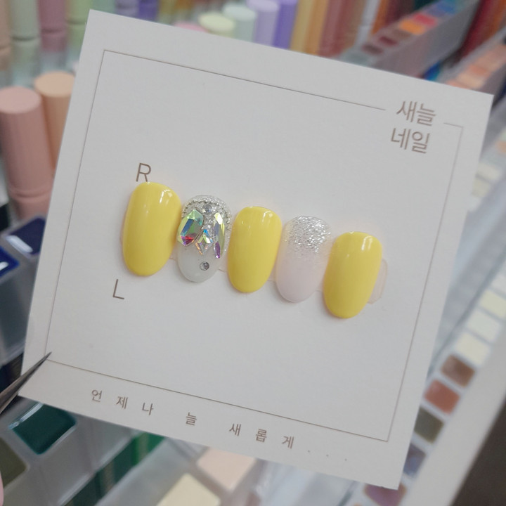 옐로우 컬러에 스톤과 글리터그라데이션이 역방향으로 들어가있어서 색다른 네일입니다!